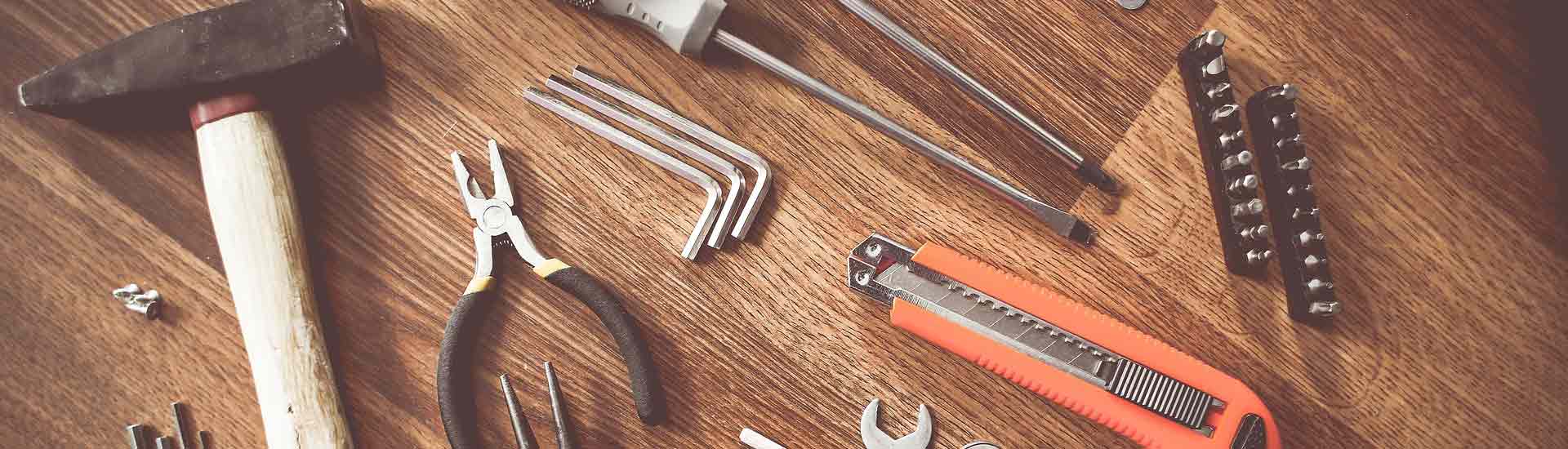 Werkzeuge für die Montage; Hammer, Zange, Cutter-Messer, Imbus-Schlüssel