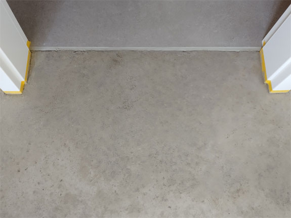 hell übermalte, retuschierte Bereiche im Sichtestrich