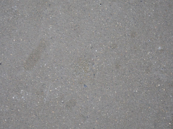 hell übermalte, retuschierte Bereiche im Sichtestrich