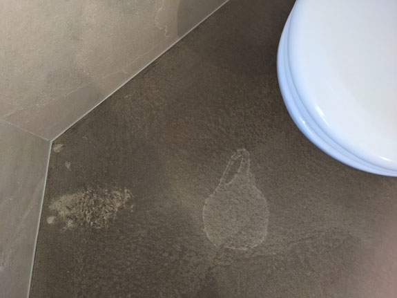 Montage-Arbeit, Motiv: Ein Mann, der eine Duschkabine montiert