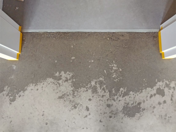 dunkel verfärbte Bereiche im Sichtestrich