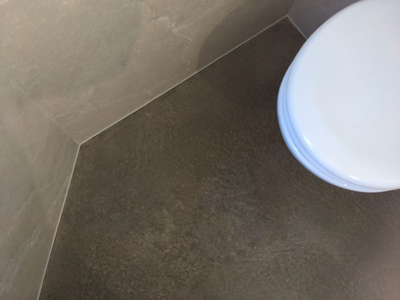 Montage-Arbeit, Motiv: Ein Mann, der eine Duschkabine montiert