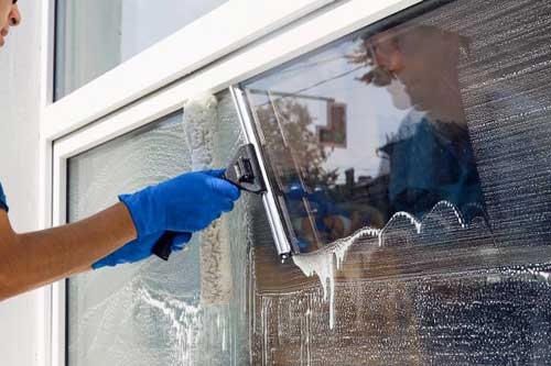 Wischgummi an eingeschäumter Fensterscheibe