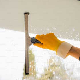 Eingeschäumtes Fenster mit Wischgummi