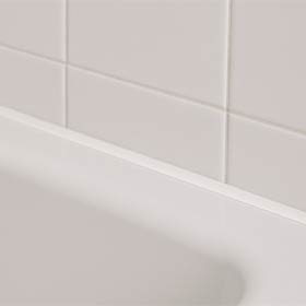 Weiße Silikonfuge zwischen Duschwanne und Wandfliesen