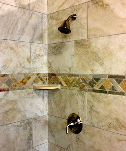 Fliesen in einer Eck-Dusche