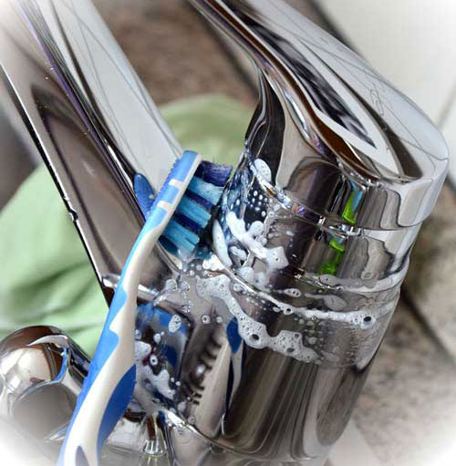 Badreinigung mit Schwammtuch