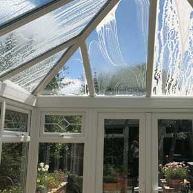 Eingeschäumtes Glasdach eines Wintergartens