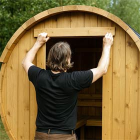 Michael beim Aufbau einer Fertigteil-Sauna