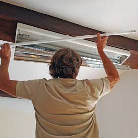 Austausch einer Leuchtstoffröhre