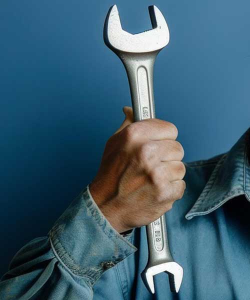 Hand mit Schraubenschlüssel