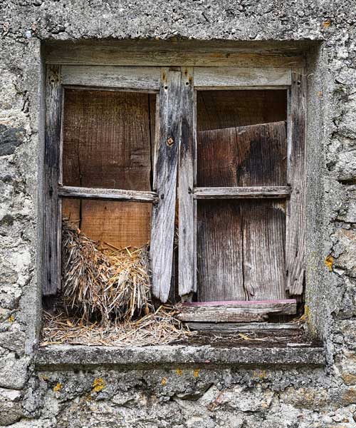 Altes verwittertes Holzfenster